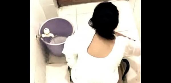  Muslim big ass aunty peeing hidden cam